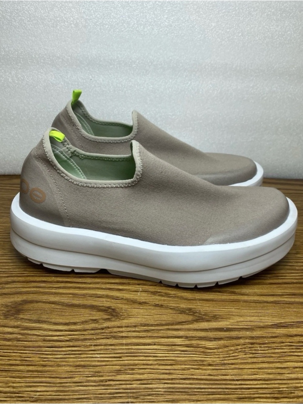 OOFOS OOmega eeZee Low Women's Recovery Slip-On Shoe Nomad Size 9